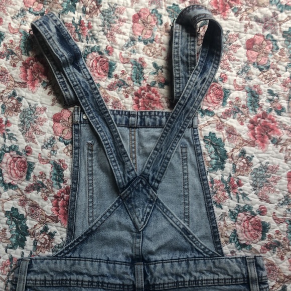 Hi, I'm selling this garment. I bought it a year ago. It's a size zero - Picture 3 of 6